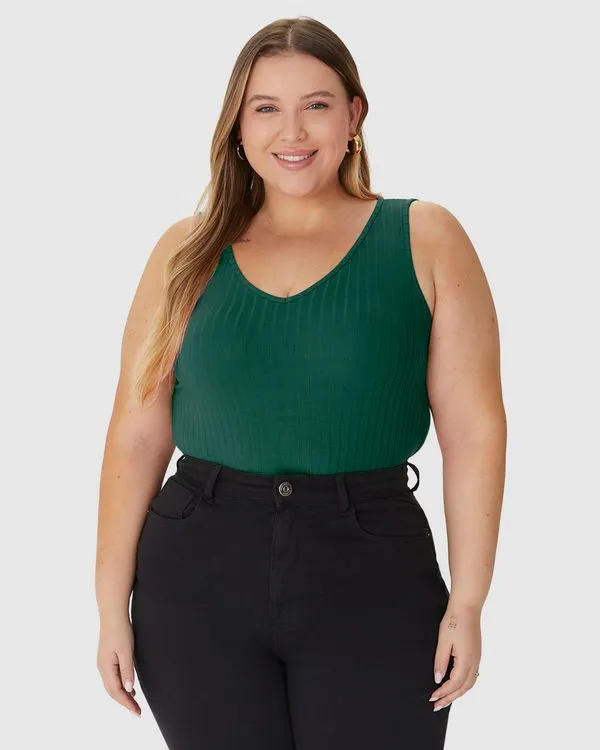 Regata Básica Feminina Plus Size Decote V Em Canelado De Viscose Verde - G4