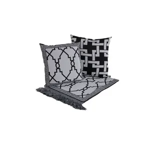 Kit Xale para Sofá Grécia com Franjas Dupla Face em Tecido Jacquard 60% Algodão 40% Poliéster Preto Valle Distribuidora Kit Xale para Sofá Grécia com Franjas em Tecido Jacquard 60% Algodão 40% Poliéster Preto Valle