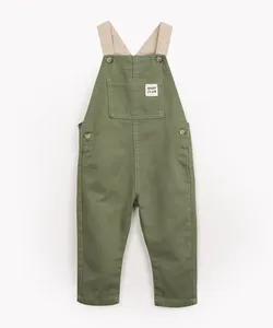 jardineira infantil de sarja com bolso verde 3