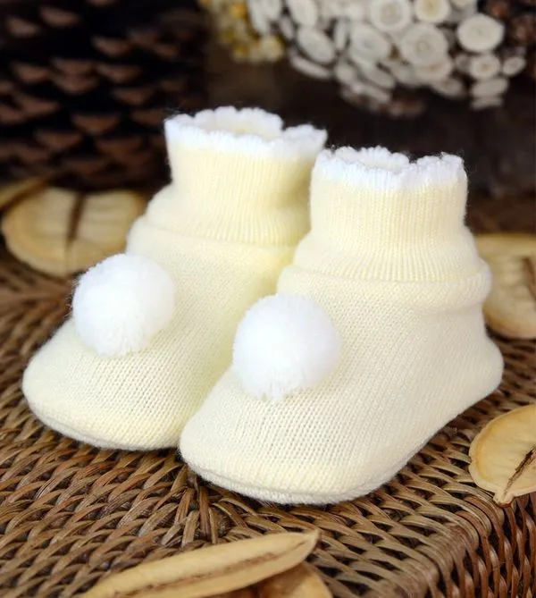 Sapatinho para Bebê Pompom e Detalhe Tam. RN Amarelo -