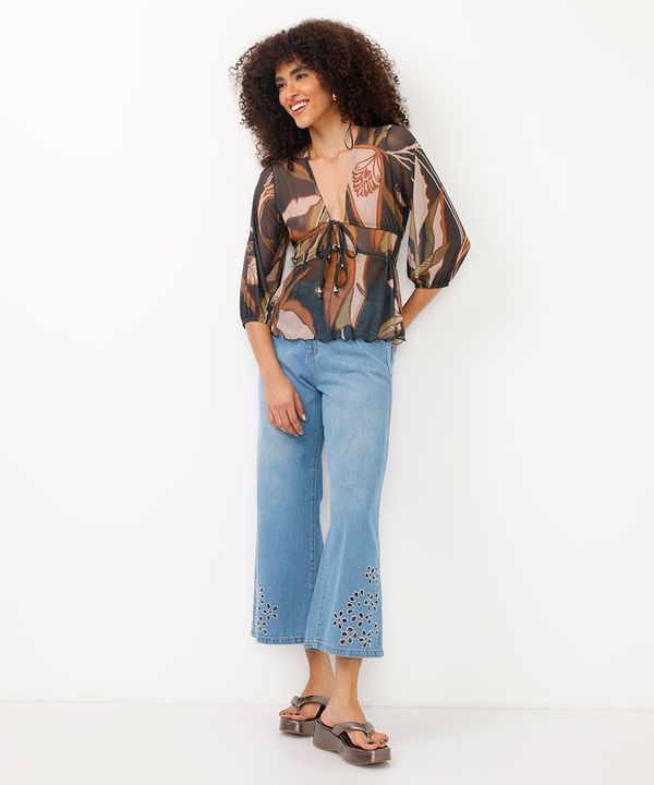 calça wide leg cropped jeans flores vazadas na barra azul 44