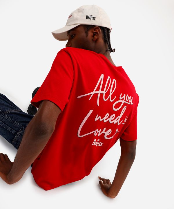 camiseta unissex manga curta all you need is love the beatles vermelha GG