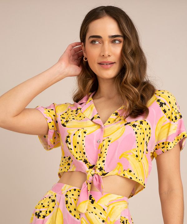 camisa cropped estampada bananas com amarração manga curta rosa PP