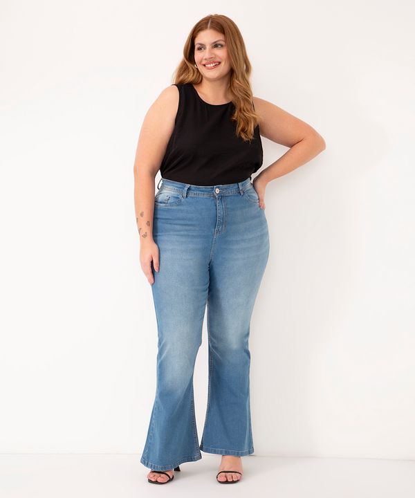 calça jeans flare plus size com elástico azul médio 50
