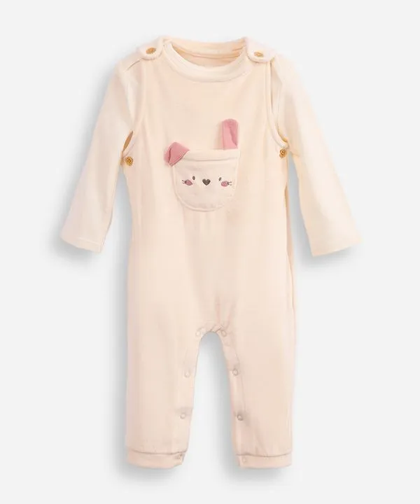 jardineira longa infantil de plush com blusa coelhinho off white 12-18