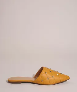 Mule Feminino Bico Fino Matelassê com Tachas Via Uno Mostarda 35