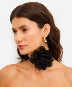 colar chocker e acessório de cabelo floral preto UNICO
