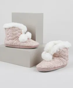 Bota em Tricot com Pompons e Pelo Rosa G