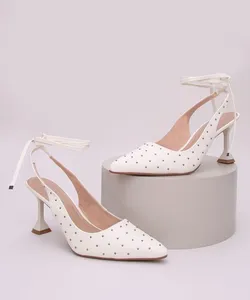 Scarpim Feminino Oneself Salto Médio Taça Bico Fino com Tachas e Tira para Amarrar Bege Claro 34