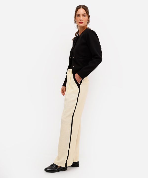 calça wide leg feminina de alfaiataria em viscose com recorte lateral amarela 38