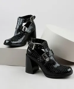 Bota Feminina Oneself Salto Alto Grosso Bico Quadrado Texturizado Croco com Vazados Preta 34