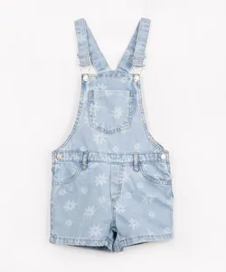 jardineira jeans infantil floral com bolsos azul claro 6