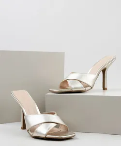 Tamanco Feminino Oneself Salto Fino Bico Quadrado Metalizado Dourado 38