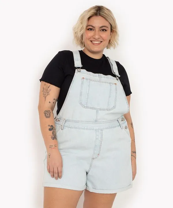 jardineira jeans plus size curta azul claro 54
