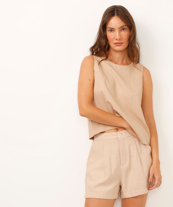 short curto de alfaiataria com pregas - areia 44