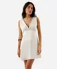 vestido curto acetinado decote v bege G