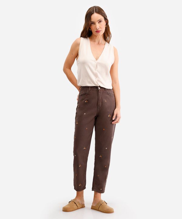 calça mom feminina sarja com bordado floral marrom 34