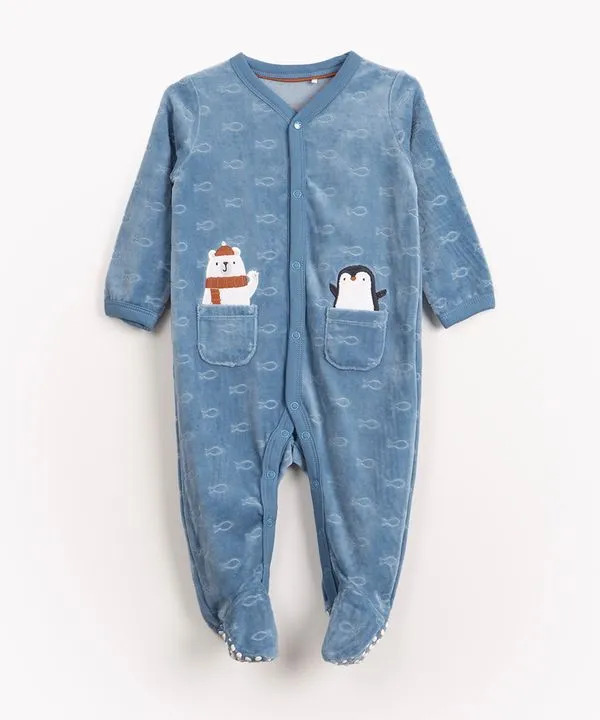 macacão infantil em plush pinguin e urso com bolsos azul 6-9