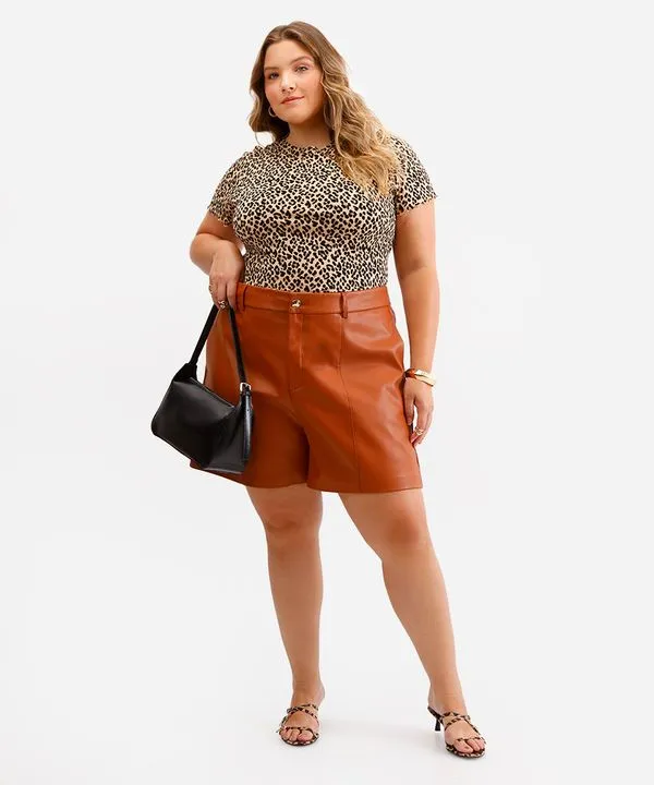 short feminino de poliuretano plus size marrom 54