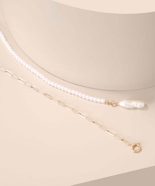 Colar Feminino Alongado com Pedras de Acrílico e Pingente de Pérola Orgânica Dourado Único