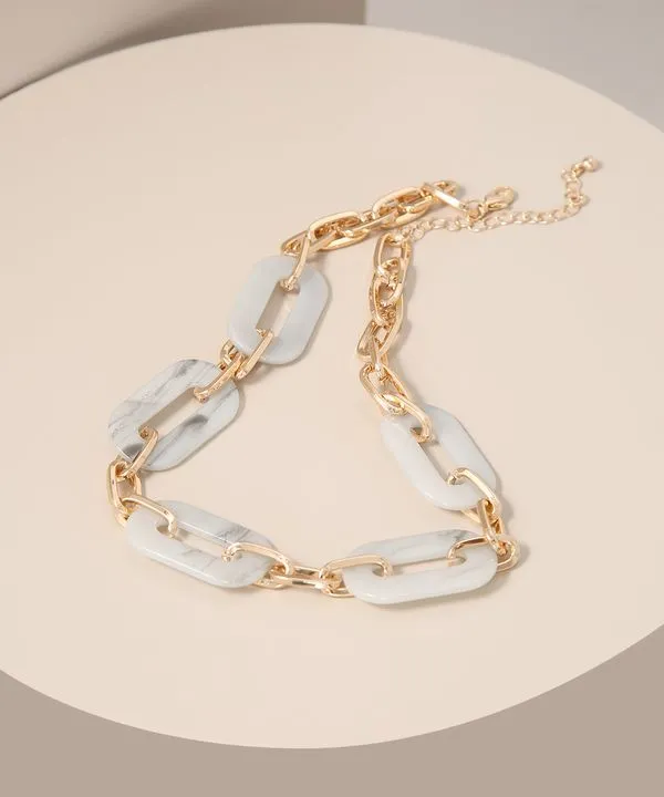 Colar Feminino com Aros em Acrílico Dourado Único