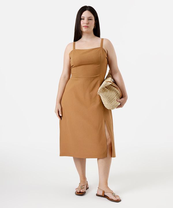vestido midi com linho e fenda plus size marrom GG3