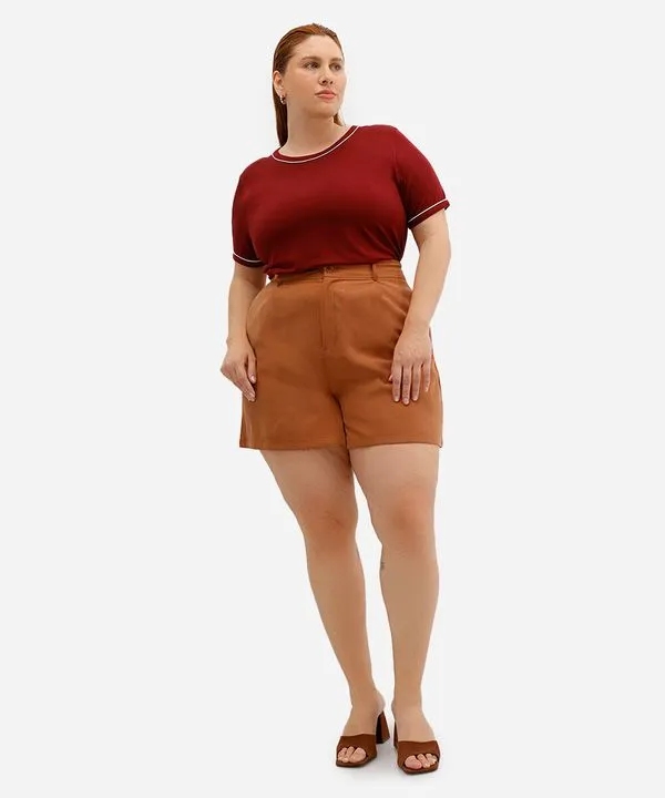 short feminino de alfaiataria com pregas plus size marrom 48