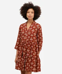 vestido curto feminino de viscose com recortes folhagens marrom PP