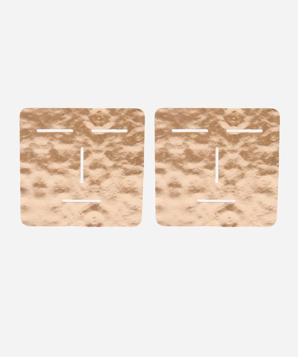 brinco quadrado texturizado com recortes dourado UNICO