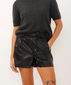 short clochard de poliuretano com bolsos preto 42