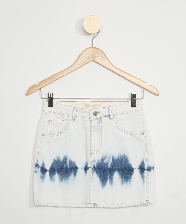 Saia Jeans Juvenil Estampada Tie Dye com Barra Desfiada Azul Claro 10
