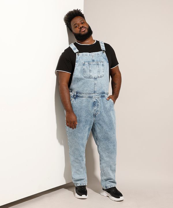 Macacão Jeans Masculino Plus Size Marmorizado com Bolsos Azul Médio 56