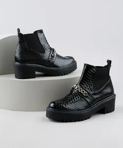 Bota de Verniz Feminina Oneself Cano Curto Salto Baixo Tratorada Texturizada Croco com Corrente Preta 35