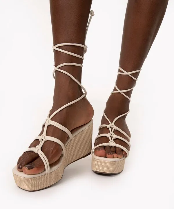 sandália anabela salto alto amarração vizzano off white 35
