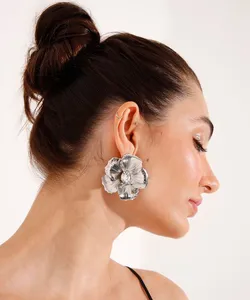 brinco floral com strass mindset prateado UNICO