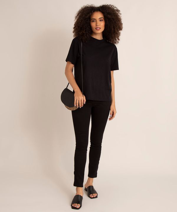 Calça de Sarja Feminina Super Skinny com Zíper na Barra Preta 48