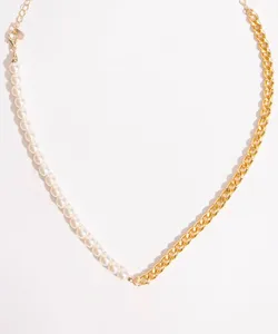 gargantilha com corrente e pérolas dourado Único