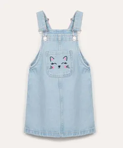 salopete jeans infantil com bolso bordado azul claro 5