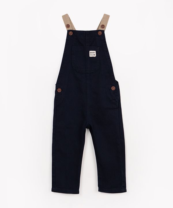 jardineira jeans infantil longa com bolso azul marinho 5