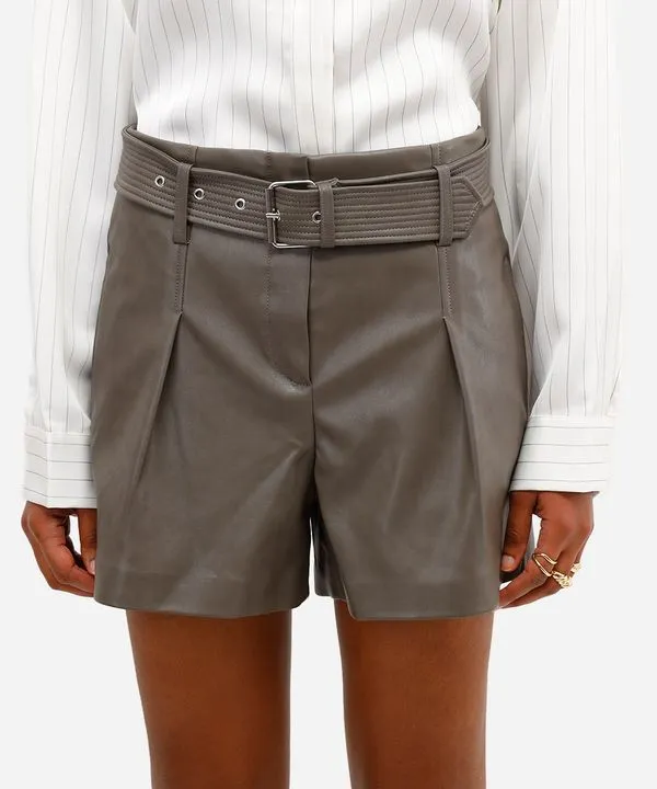 short feminino de poliuretano com cinto cinza 40