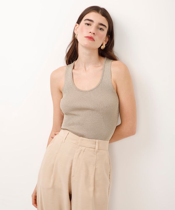 regata de tricot canelada com lurex dourada P