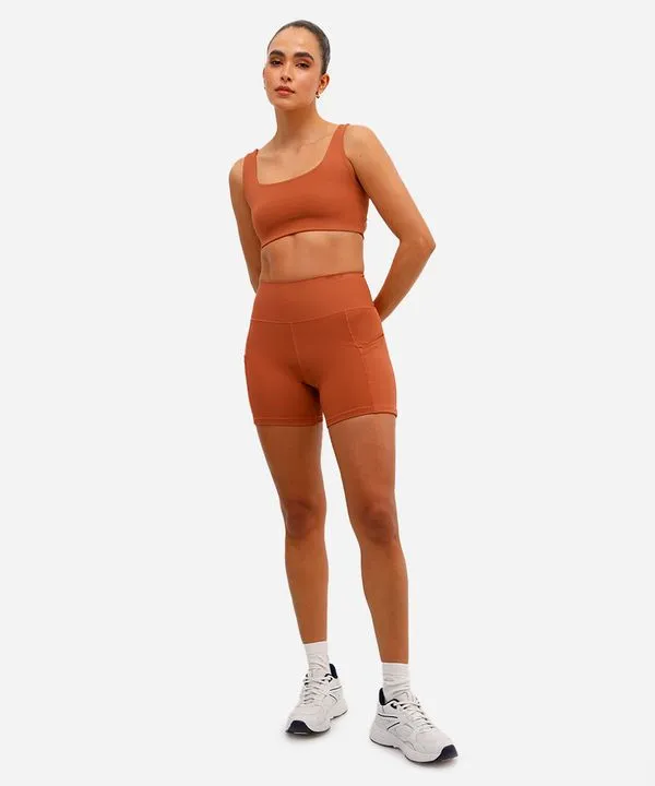 bermuda feminina esportiva com bolsos marrom P