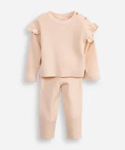 conjunto infantil longo de tricot texturizado com babado bege 1
