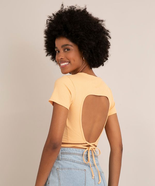 blusa cropped canelada com amarração manga curta decote redondo bege PP