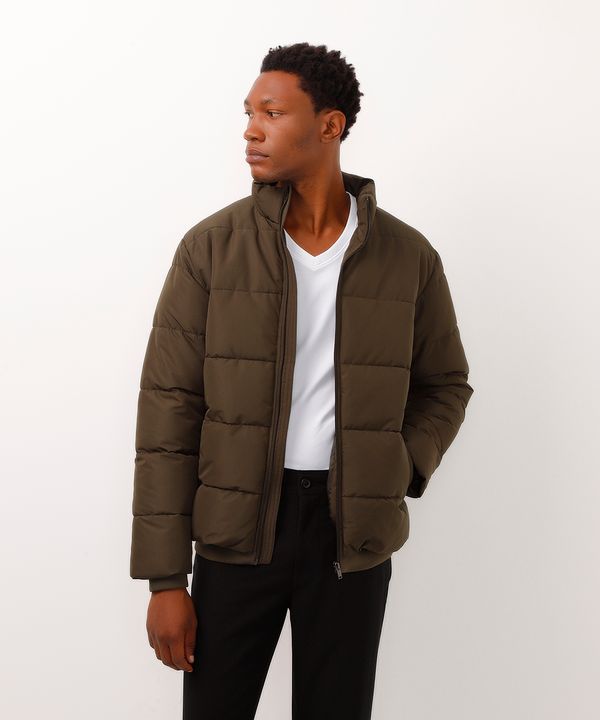 jaqueta puffer com bolsos verde militar GG