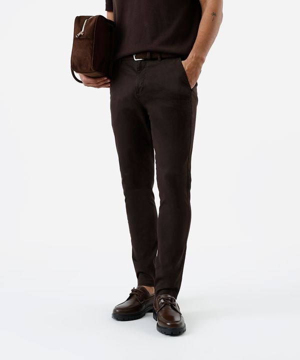 calça masculina de alfaiataria em sarja com bolsos marrom 48