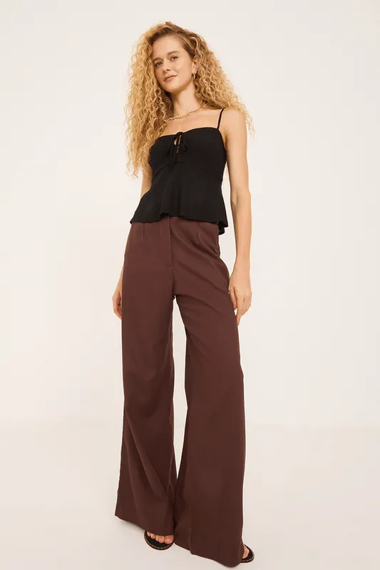 calça antonia pantalona prega bolso faca MARROM AVELA PP