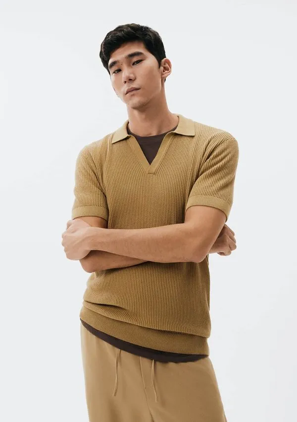 Polo Masculina Decote V em Tricô - Caqui P