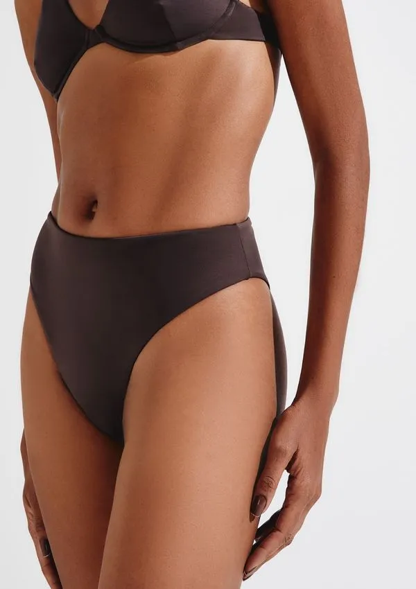 Calcinha Biquíni Cintura Alta Com Fio LYCRA® - Marrom P