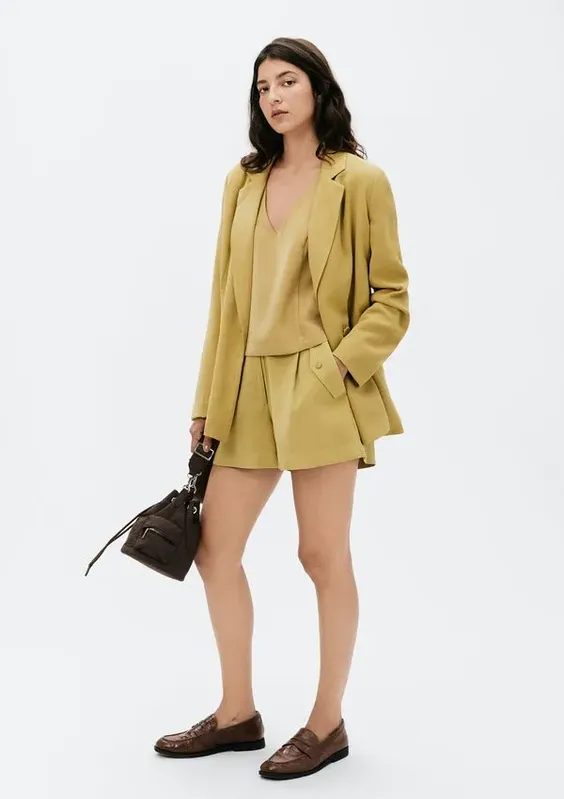 Shorts Feminino Com Pregas Em Alfaiataria - Caqui 042